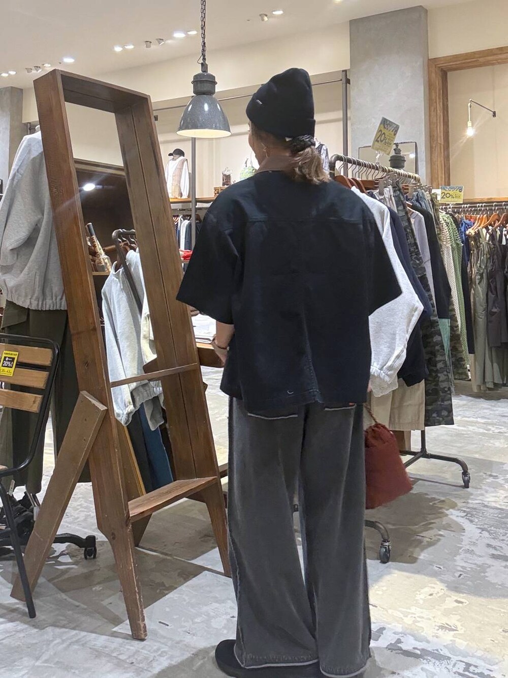 ブラウン系のショルダーバッグ、ブラック系のその他シューズ、ブラック系のミリタリージャケットを着用したレディースの春コーディネートの3枚目の写真