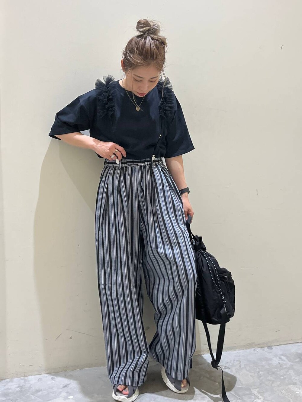 ブラック系のその他パンツ、ブラック系のTシャツ/カットソー、ブラック系のサスペンダーを着用したレディースの春コーディネートの2枚目の写真