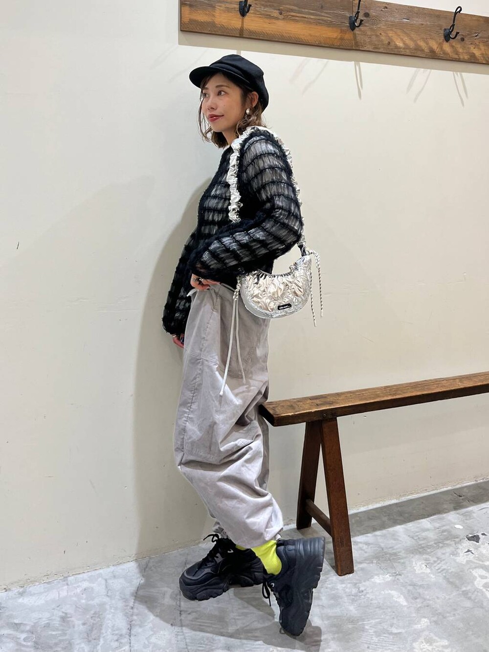 ホワイト系のTシャツ/カットソー、グレー系のその他パンツ、ブラック系のTシャツ/カットソーを着用したレディースの秋コーディネートの5枚目の写真