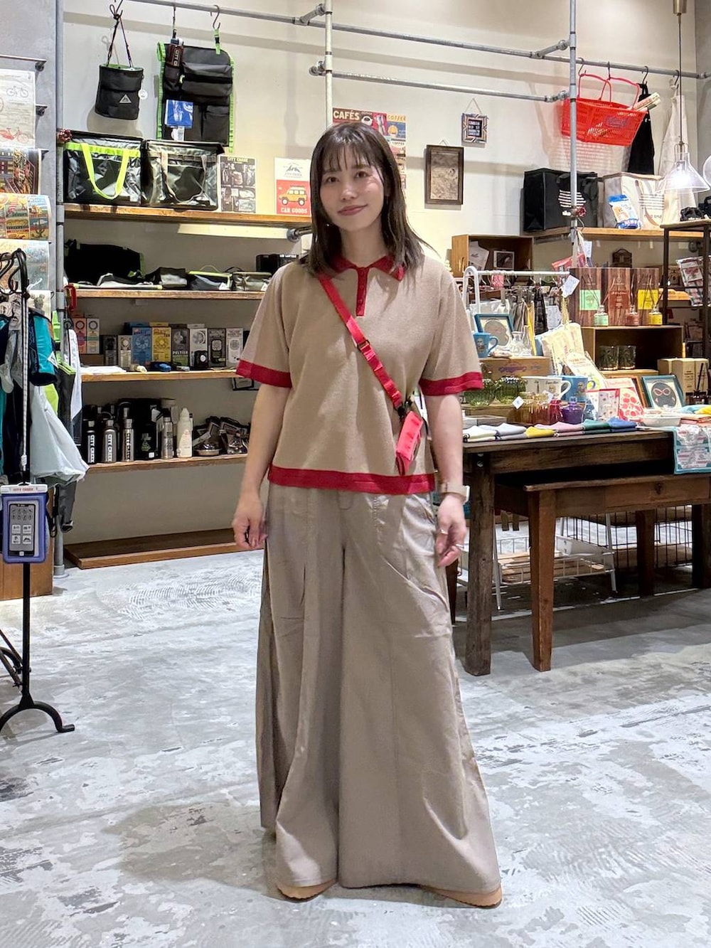 ブラウン系のサンダル、ベージュ系のニット/セーター、ブラウン系のその他パンツを着用したレディースの春コーディネートの4枚目の写真