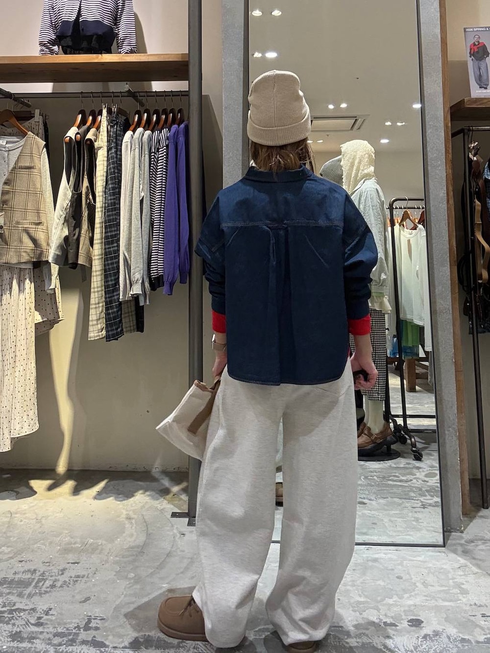 グレー系のスウェットパンツ、レッド系のTシャツ/カットソー、イエロー系のモカシン/デッキシューズを着用したレディースの春コーディネートの2枚目の写真