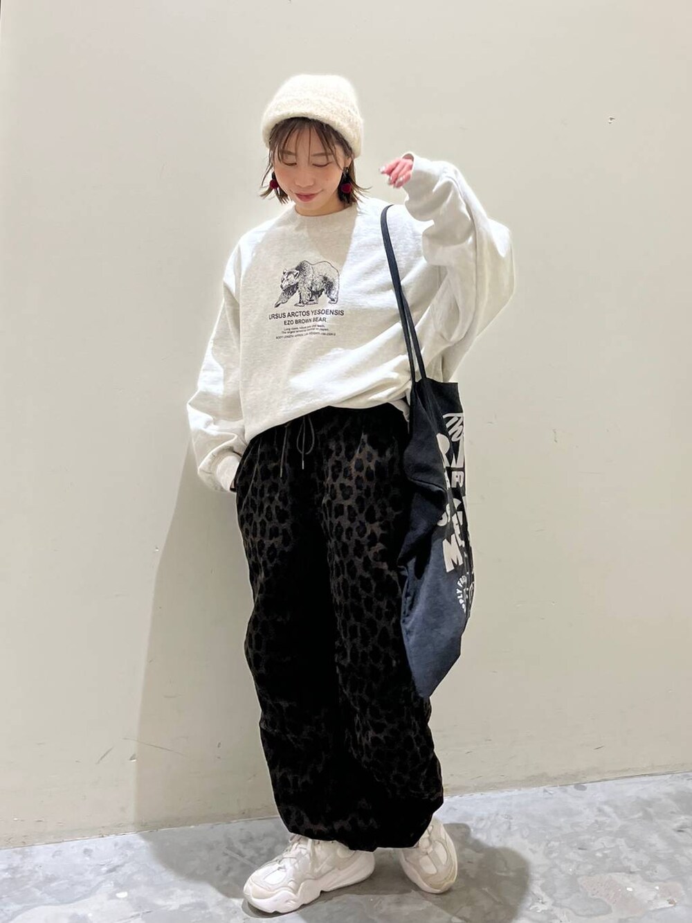 グレー系のトートバッグ、ベージュ系のスウェット、ベージュ系のその他パンツを着用したレディースの冬コーディネートの3枚目の写真