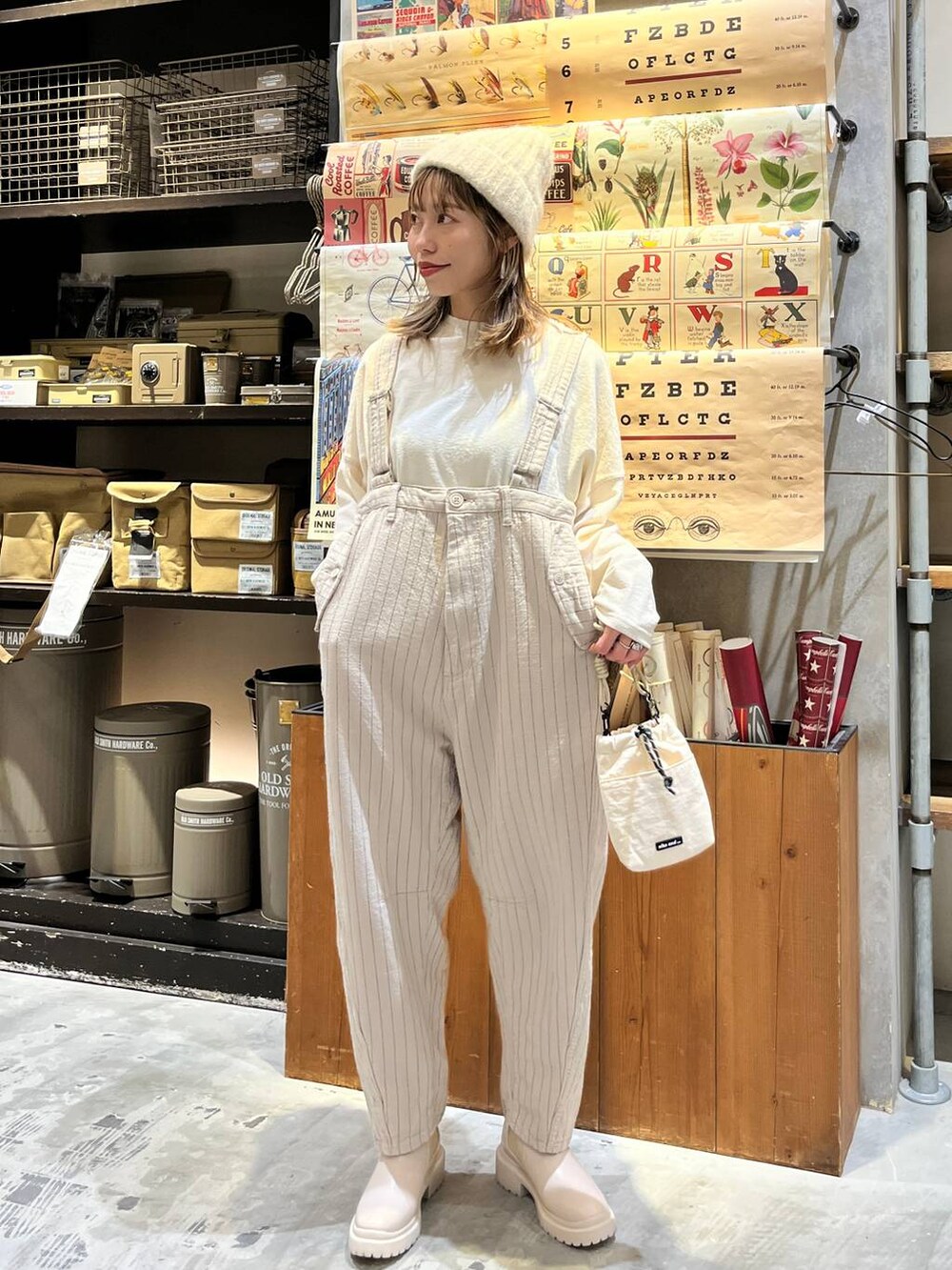 ベージュ系のその他パンツ、ベージュ系のブーツ、ベージュ系のショルダーバッグを着用したレディースの冬コーディネートの6枚目の写真