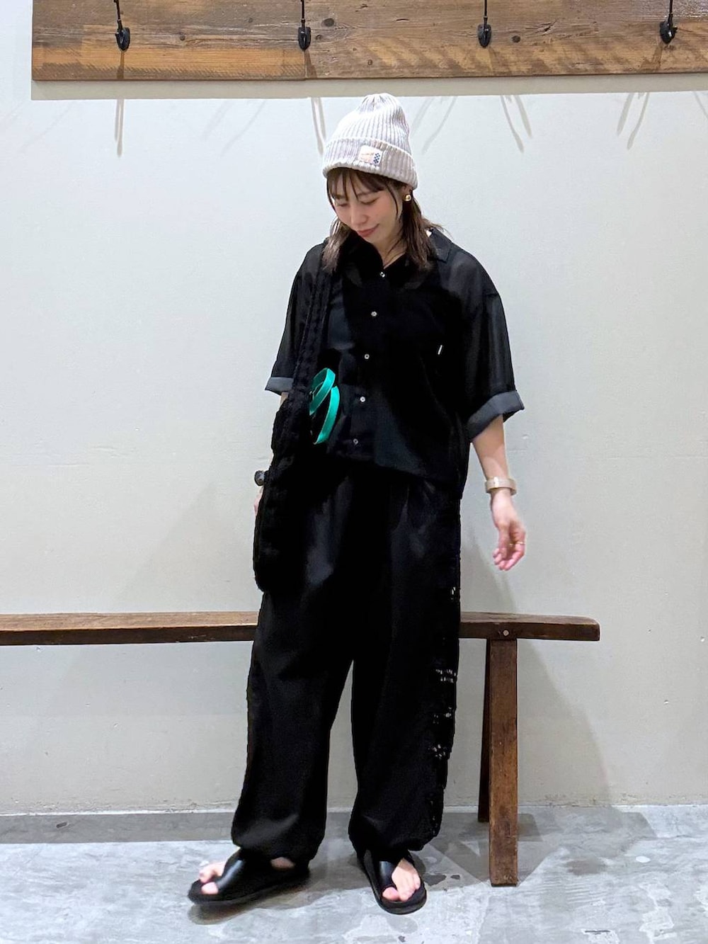 ブラック系のトートバッグ、ブラック系のその他パンツ、ブラック系のシャツ/ブラウスを着用したレディースの春コーディネートの3枚目の写真