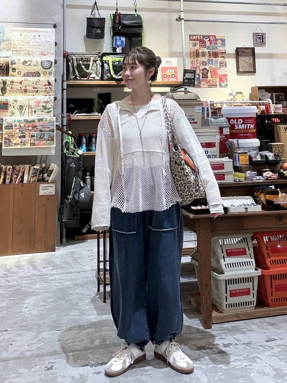 ベージュ系のTシャツ/カットソー、その他のトートバッグ、ホワイト系のTシャツ/カットソーを着用したレディースの春コーディネートの7枚目の写真