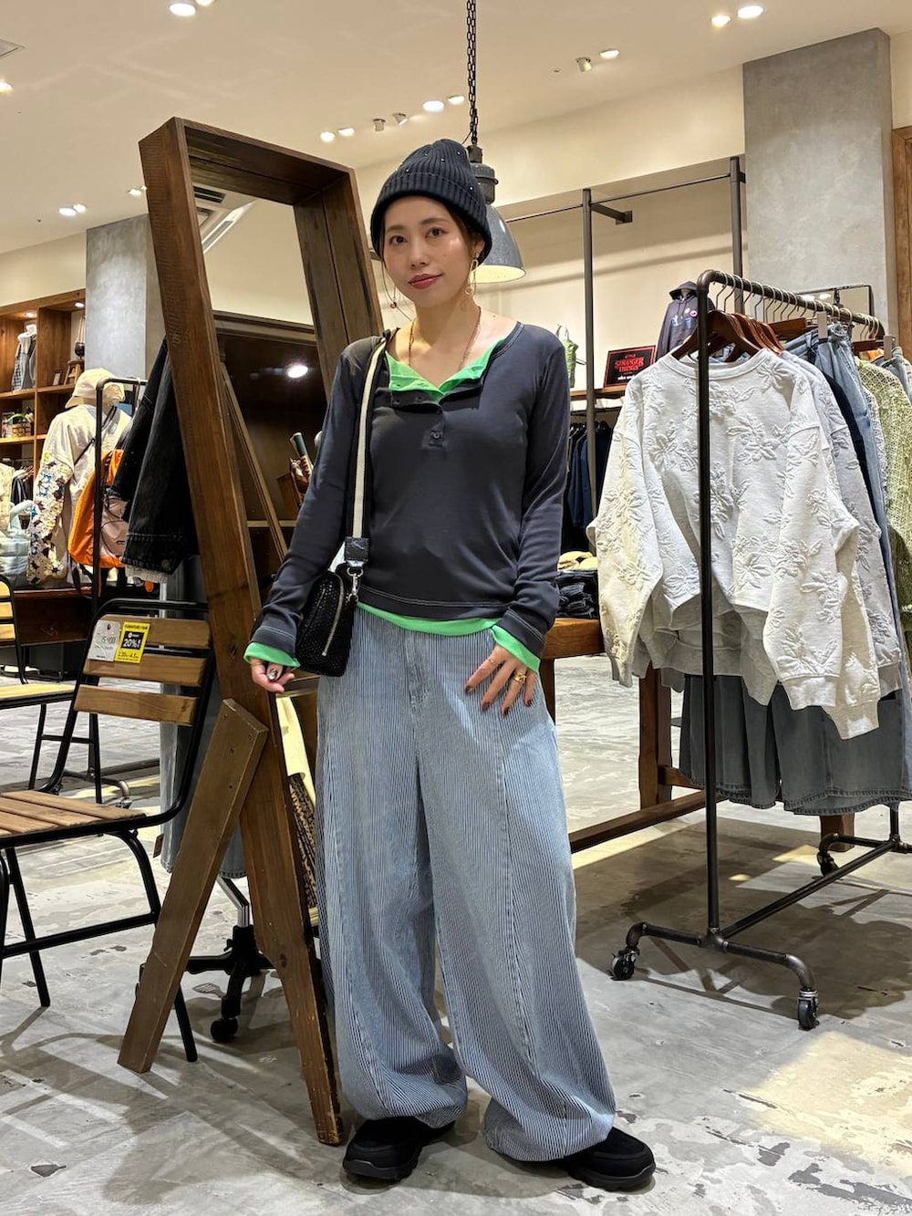 その他のショルダーバッグ、グレー系のTシャツ/カットソー、ブルー系のデニムパンツを着用したレディースの冬コーディネートの8枚目の写真