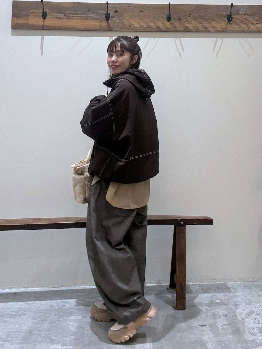 ブラウン系のその他パンツ、ブラウン系のブルゾン、ベージュ系のスニーカーを着用したレディースの秋コーディネートの5枚目の写真