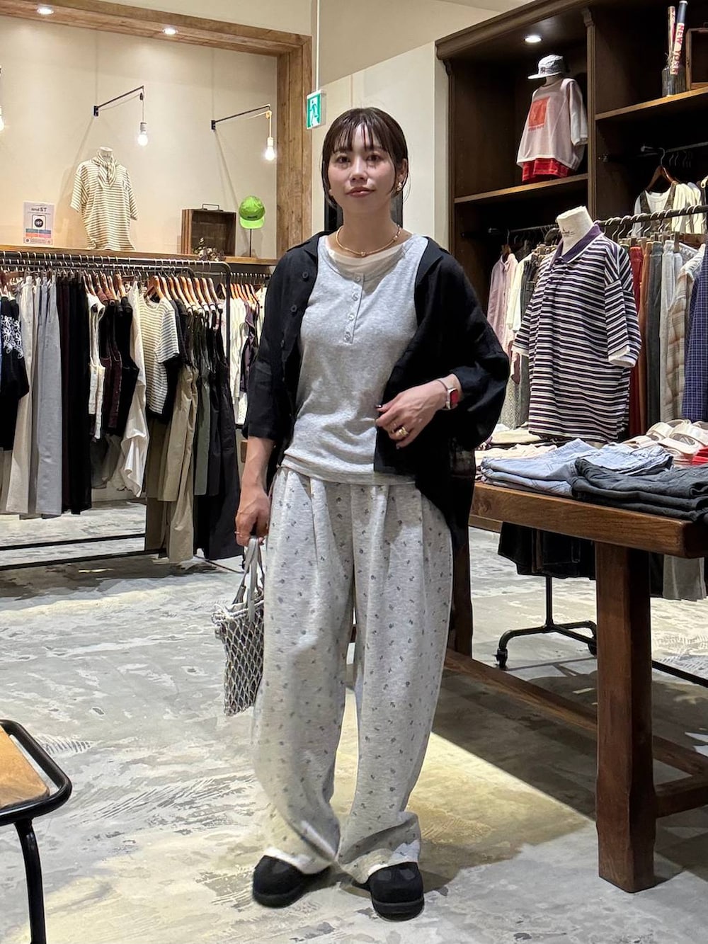 ブラック系のシャツ/ブラウス、ブラック系のスニーカー、シルバー系のトートバッグを着用したレディースの夏コーディネートの7枚目の写真