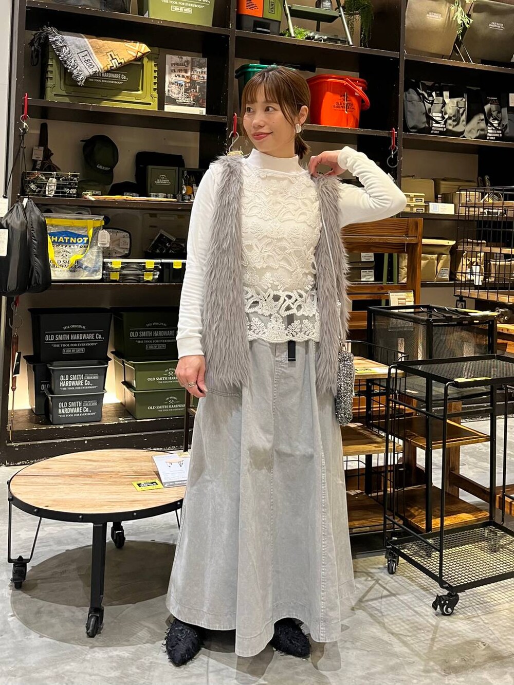 ブラック系のショルダーバッグ、ブラック系のバレエシューズ、ホワイト系のTシャツ/カットソーを着用したレディースの冬コーディネートの7枚目の写真