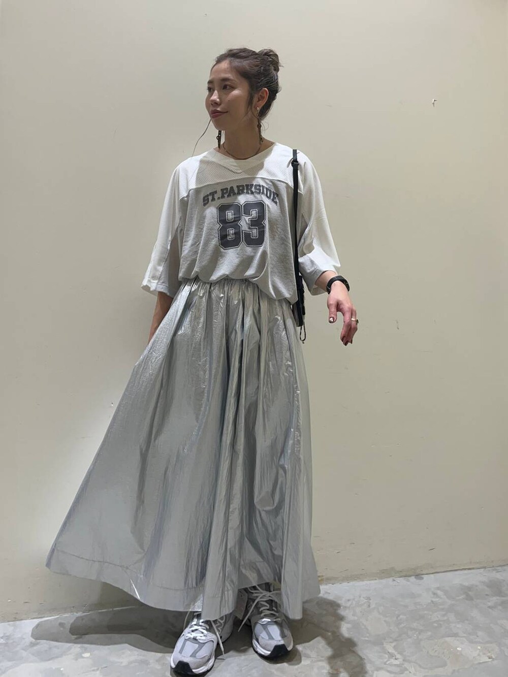 ホワイト系のTシャツ/カットソー、その他のショルダーバッグ、グレー系のスニーカーを着用したレディースの春コーディネートの3枚目の写真