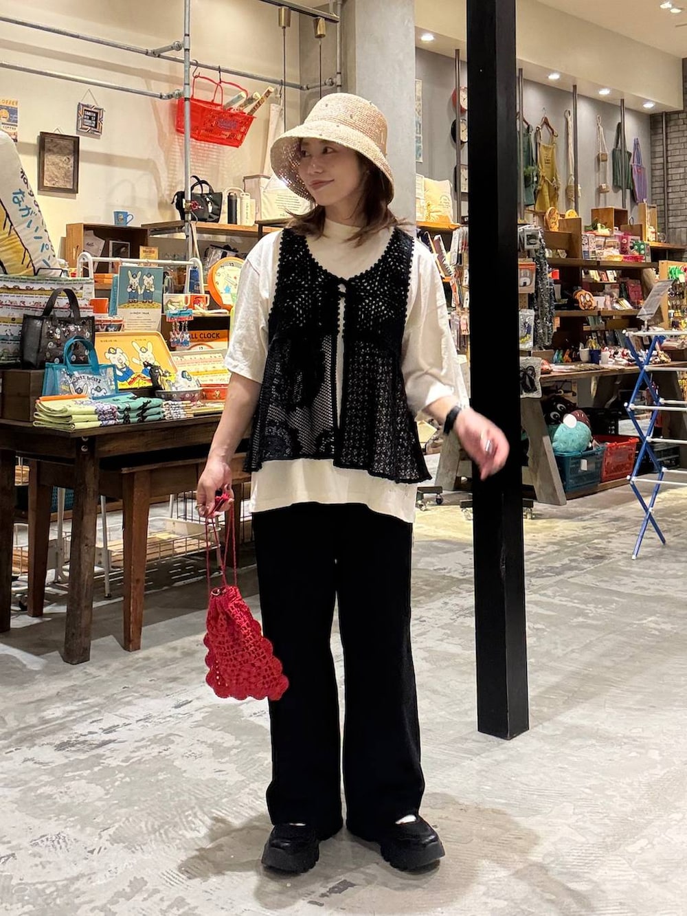 ブラック系のスニーカー、ホワイト系のTシャツ/カットソー、ブラック系のその他パンツを着用したレディースの春コーディネートの2枚目の写真