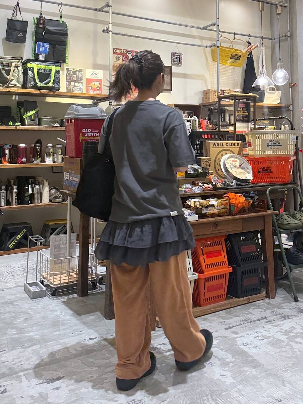 オレンジ系のその他パンツ、ブラック系のローファー、ブラック系のトートバッグを着用したレディースの春コーディネートの3枚目の写真