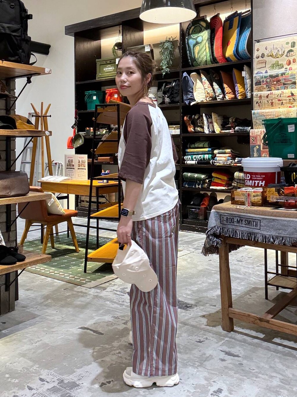 ブラウン系のその他パンツ、ベージュ系のTシャツ/カットソー、ベージュ系のサンダルを着用したレディースの春コーディネートの3枚目の写真