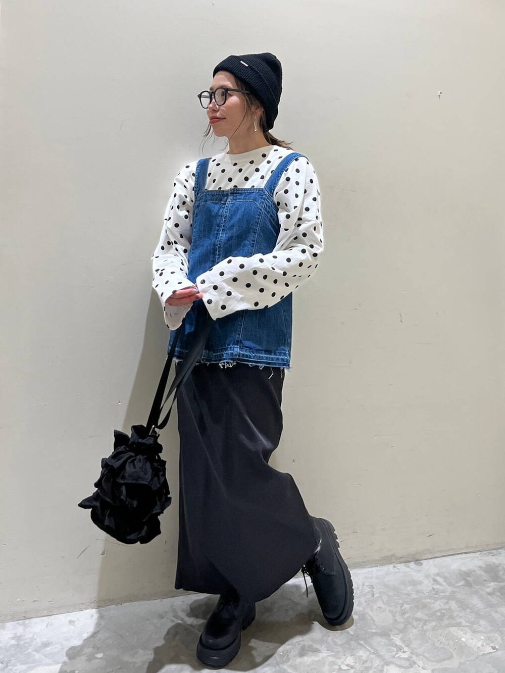 ブラック系のショルダーバッグ、ブラック系のドレスシューズ、ブルー系のその他トップスを着用したレディースの冬コーディネートの3枚目の写真