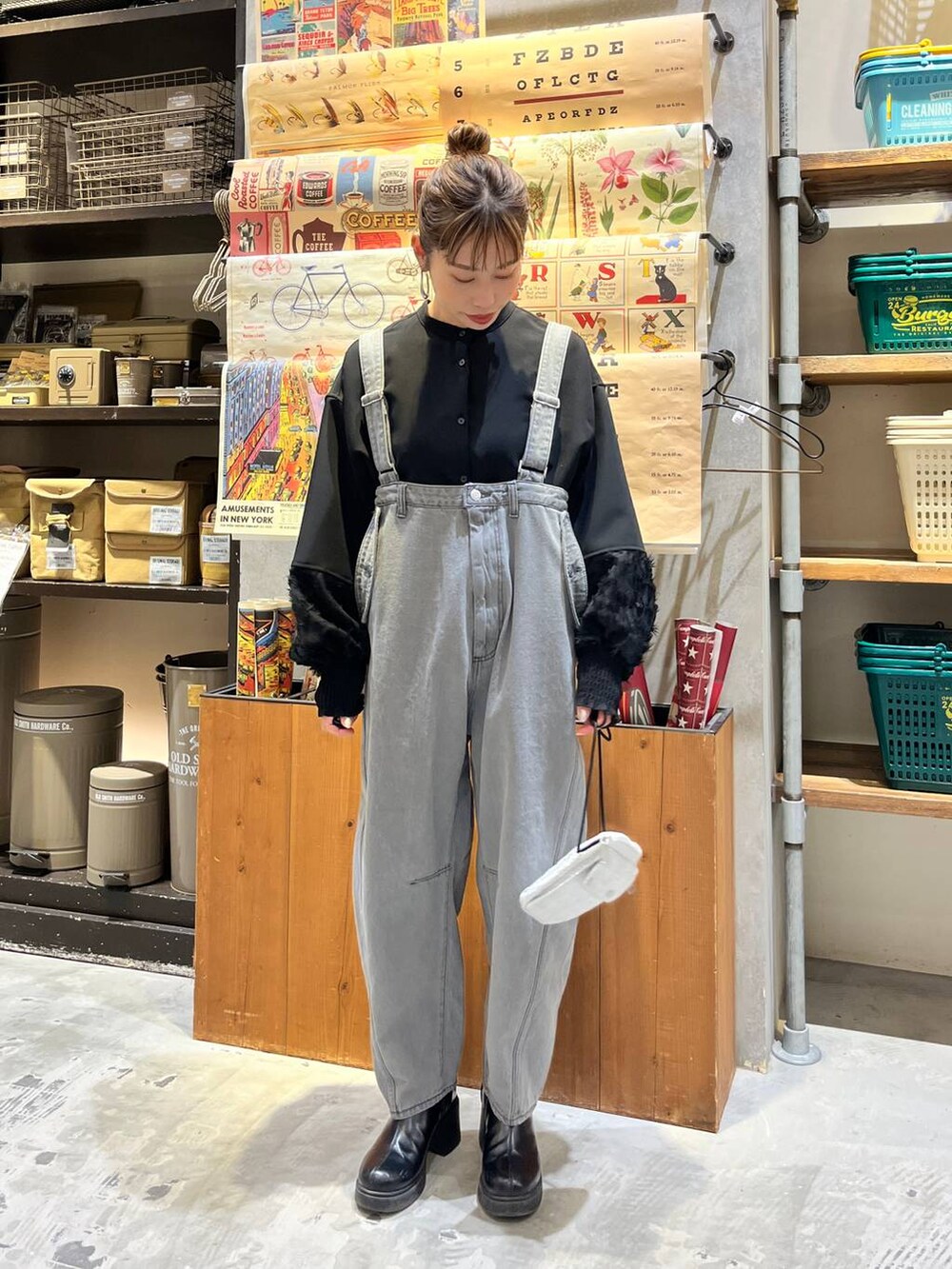 ブラック系のシャツ/ブラウス、その他のその他パンツ、ブラック系のブーツを着用したレディースの冬コーディネートの4枚目の写真