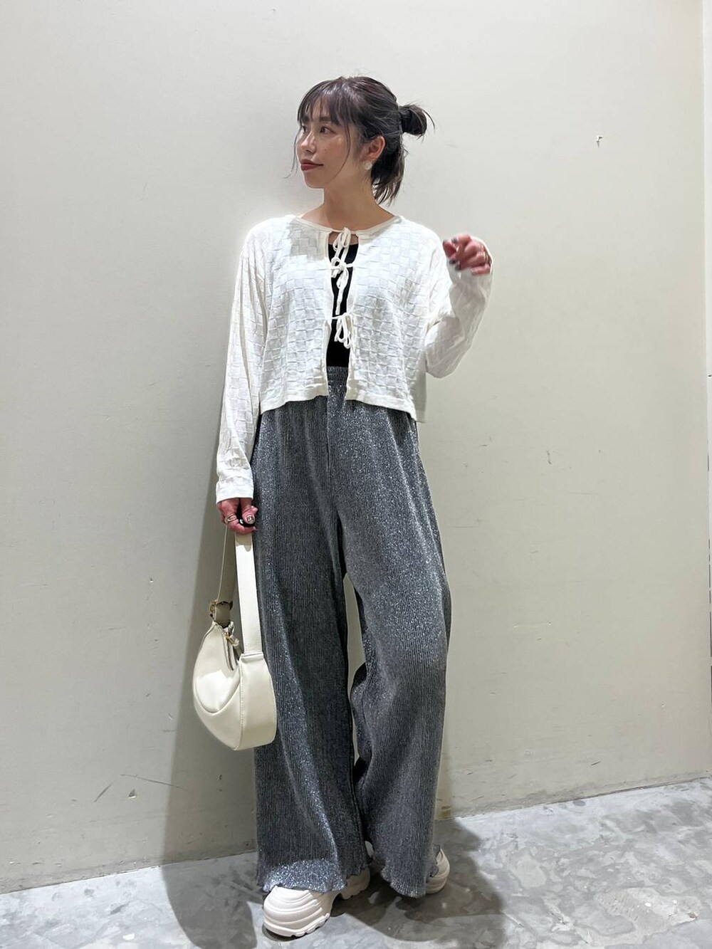 ベージュ系のショルダーバッグ、ベージュ系のローファー、グレー系のその他パンツを着用したレディースの春コーディネートの7枚目の写真