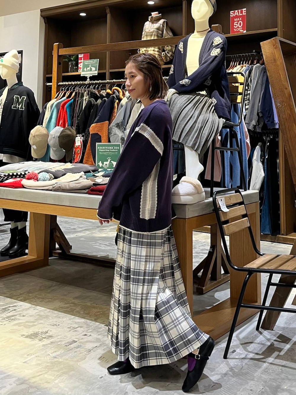 パープル系のニット/セーター、ベージュ系のスカート、その他のパンプスを着用したレディースの冬コーディネートの2枚目の写真