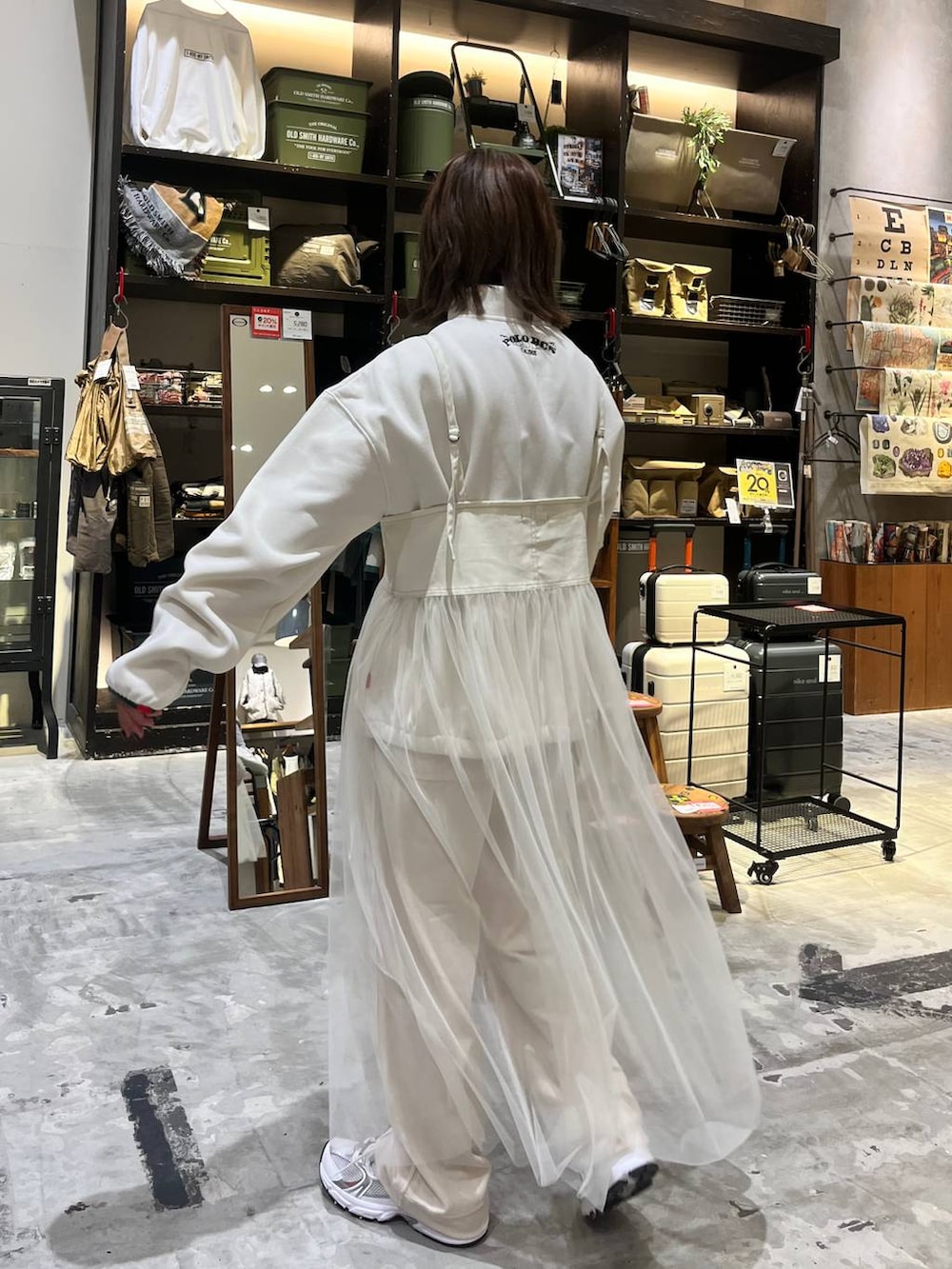 ホワイト系のスニーカー、ベージュ系のその他パンツ、ベージュ系のスウェットを着用したレディースの秋コーディネートの3枚目の写真