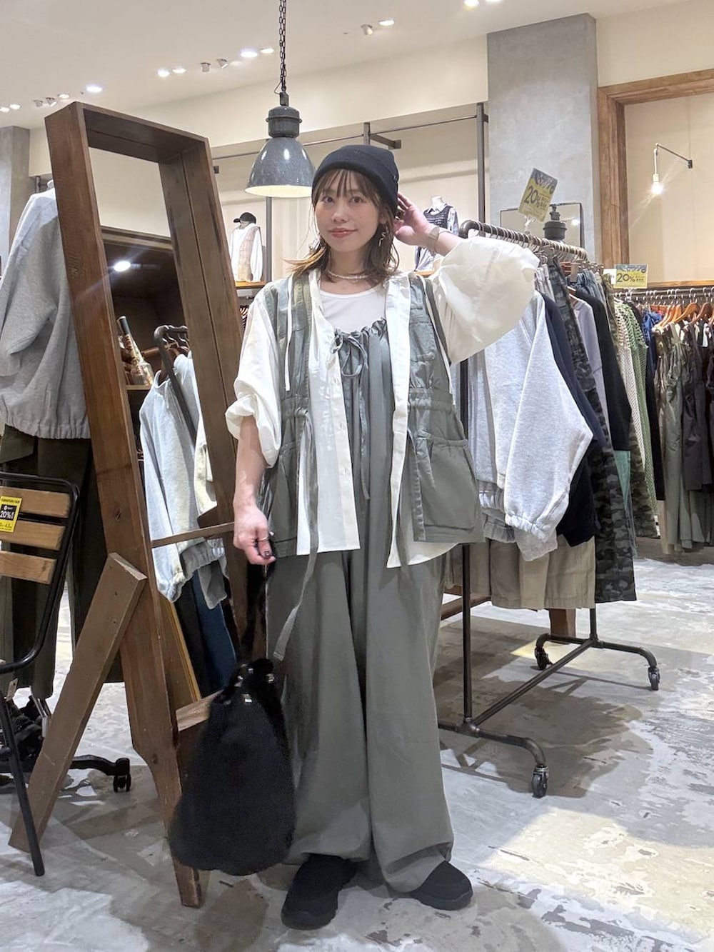 グリーン系のベスト、グリーン系のサロペット/オーバーオール、ホワイト系のシャツ/ブラウスを着用したレディースの春コーディネートの2枚目の写真