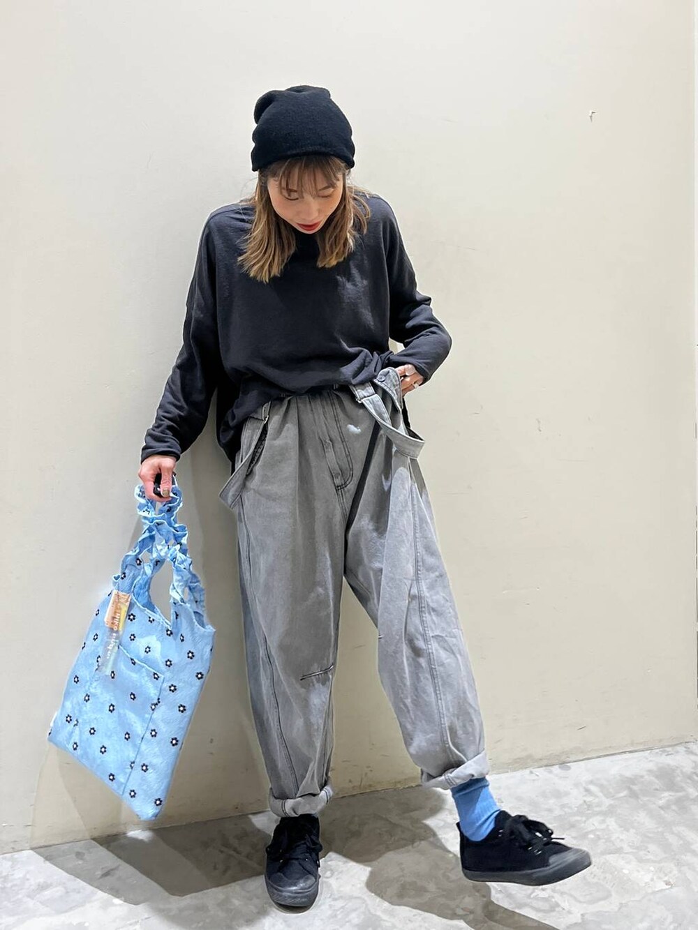 ブルー系のトートバッグ、その他のその他パンツ、グレー系のTシャツ/カットソーを着用したレディースの春コーディネートの4枚目の写真