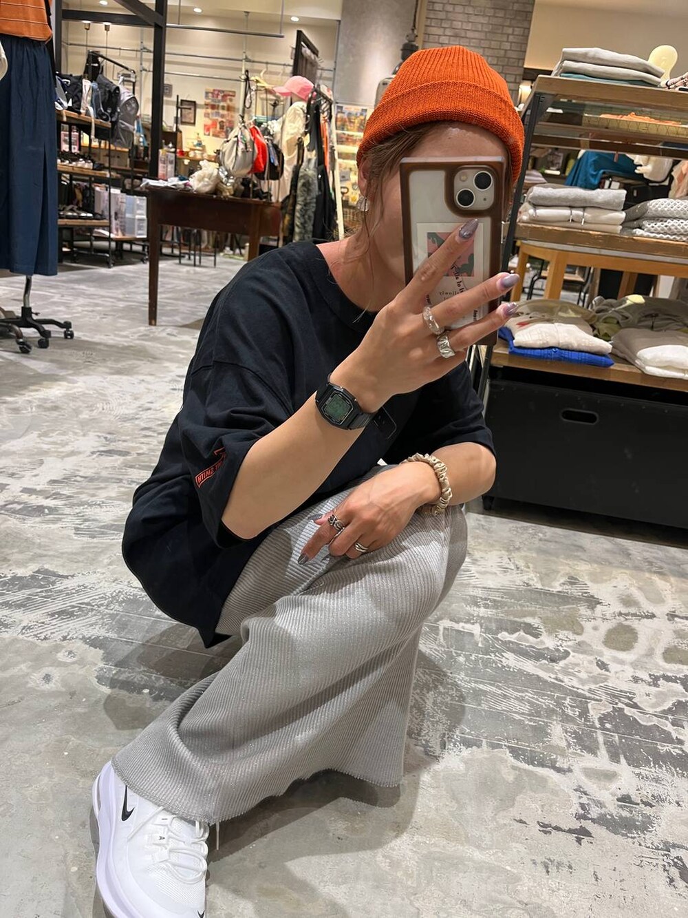 ブラック系のショルダーバッグ、グレー系のスカート、ブラック系のTシャツ/カットソーを着用したレディースの夏コーディネートの7枚目の写真