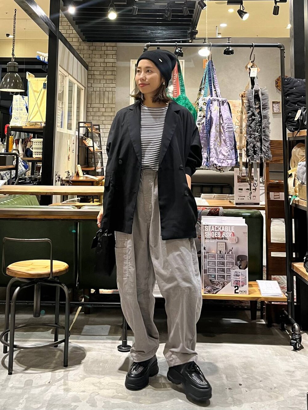 ブラック系のその他シューズ、ブラック系のショルダーバッグ、ブラック系のその他アウターを着用したレディースの秋コーディネートの5枚目の写真