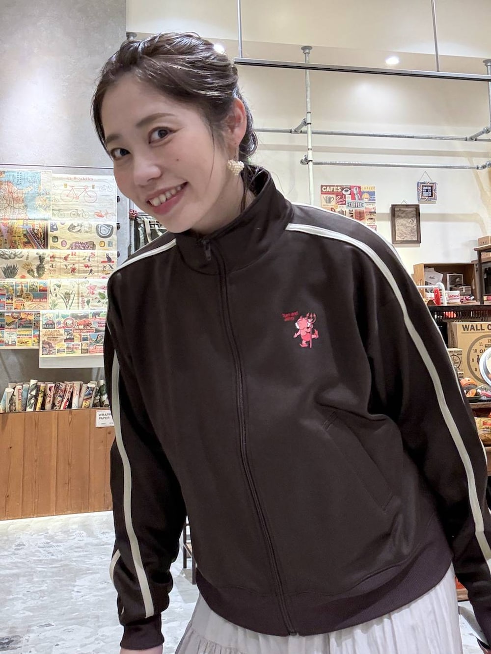 ブラウン系のジャージ、ベージュ系のトートバッグ、グレー系のスニーカーを着用したレディースの春コーディネートの6枚目の写真