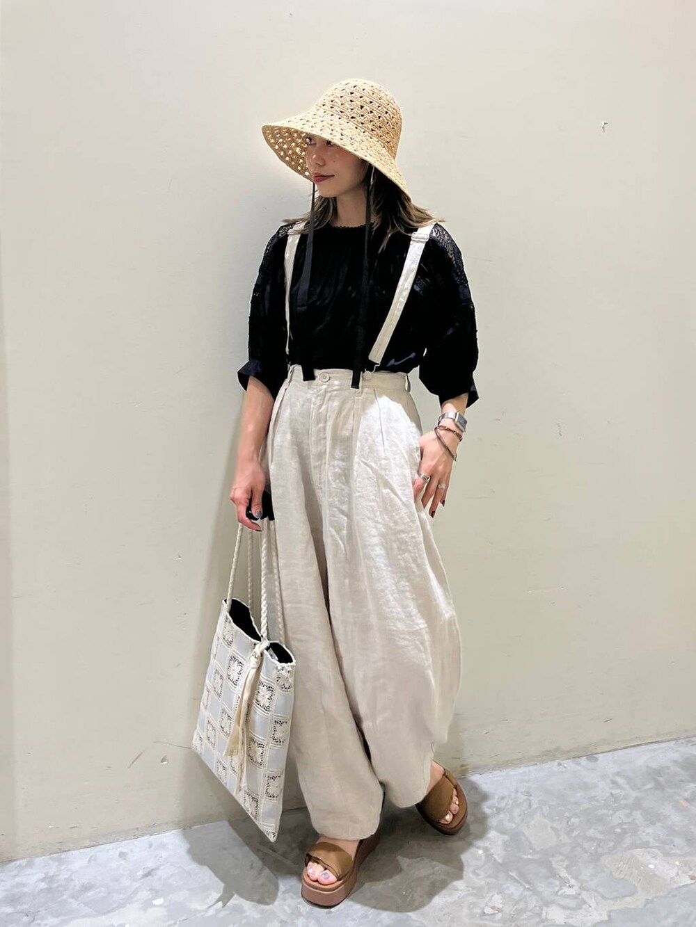 イエロー系のサンダル、ベージュ系のその他パンツ、ホワイト系のトートバッグを着用したレディースの春コーディネートの5枚目の写真