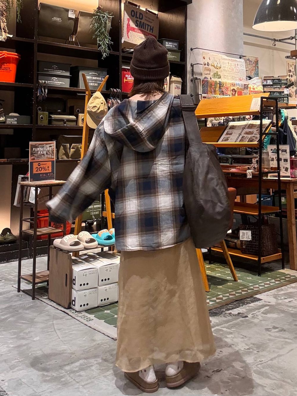 ブラウン系のショルダーバッグ、イエロー系のモカシン/デッキシューズ、ブラウン系のニットキャップ/ビーニーを着用したレディースの秋コーディネートの3枚目の写真