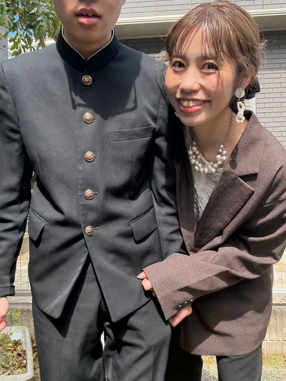 ブラック系のその他パンツ、ブラウン系のテーラードジャケットを着用したレディースの春コーディネートの2枚目の写真