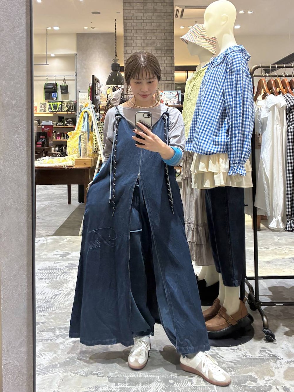 グレー系のTシャツ/カットソーを着用したレディースの春コーディネートの5枚目の写真