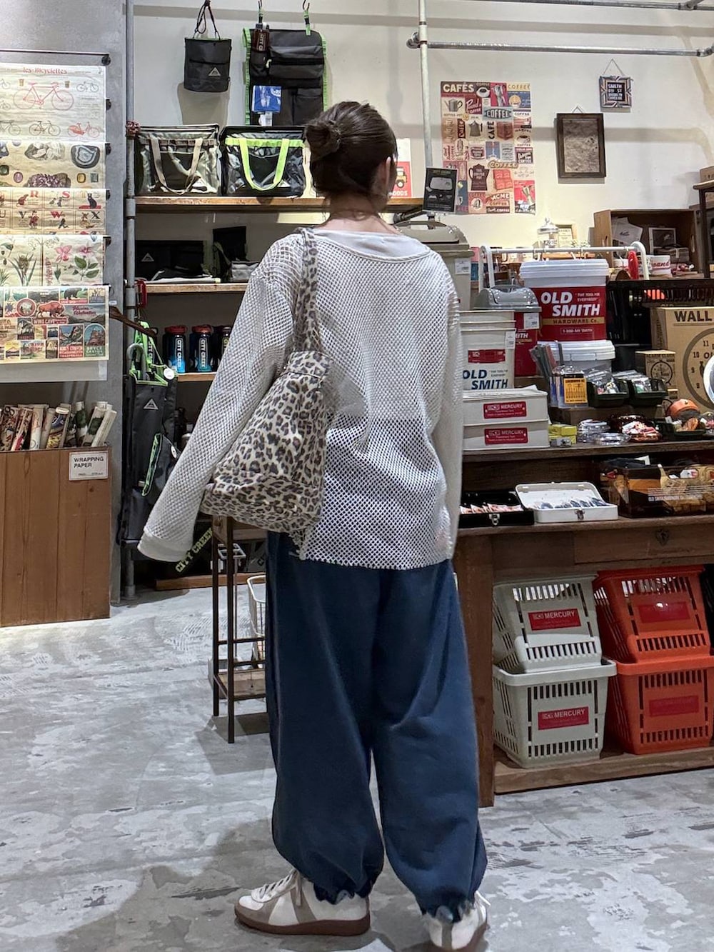 ベージュ系のTシャツ/カットソー、その他のトートバッグ、ホワイト系のTシャツ/カットソーを着用したレディースの春コーディネートの3枚目の写真