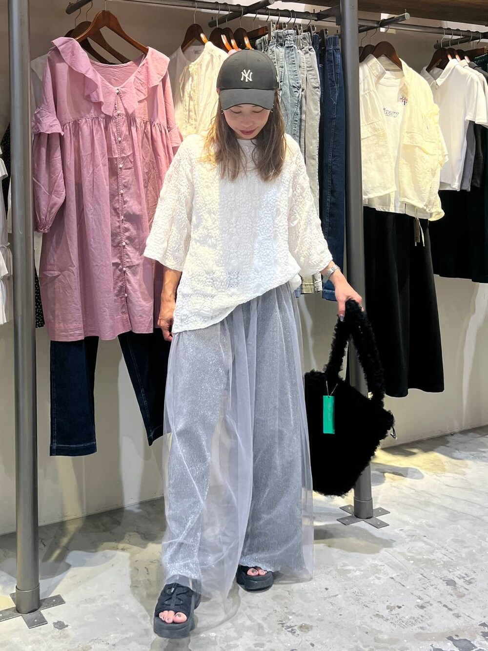 グレー系のその他パンツ、ブラック系のトートバッグ、グレー系のその他パンツを着用したレディースの夏コーディネートの5枚目の写真