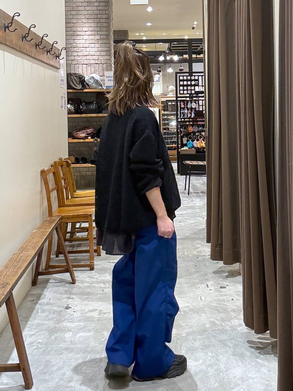 ブラック系のTシャツ/カットソー、ブルー系のその他パンツを着用したレディースの春コーディネートの3枚目の写真