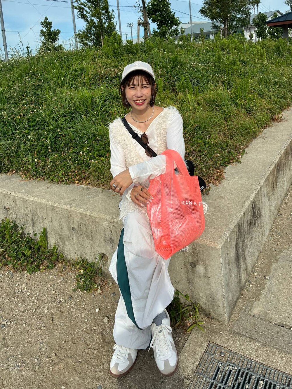 ベージュ系のスニーカー、ホワイト系のチュニック、ベージュ系のTシャツ/カットソーを着用したレディースの夏コーディネートの7枚目の写真