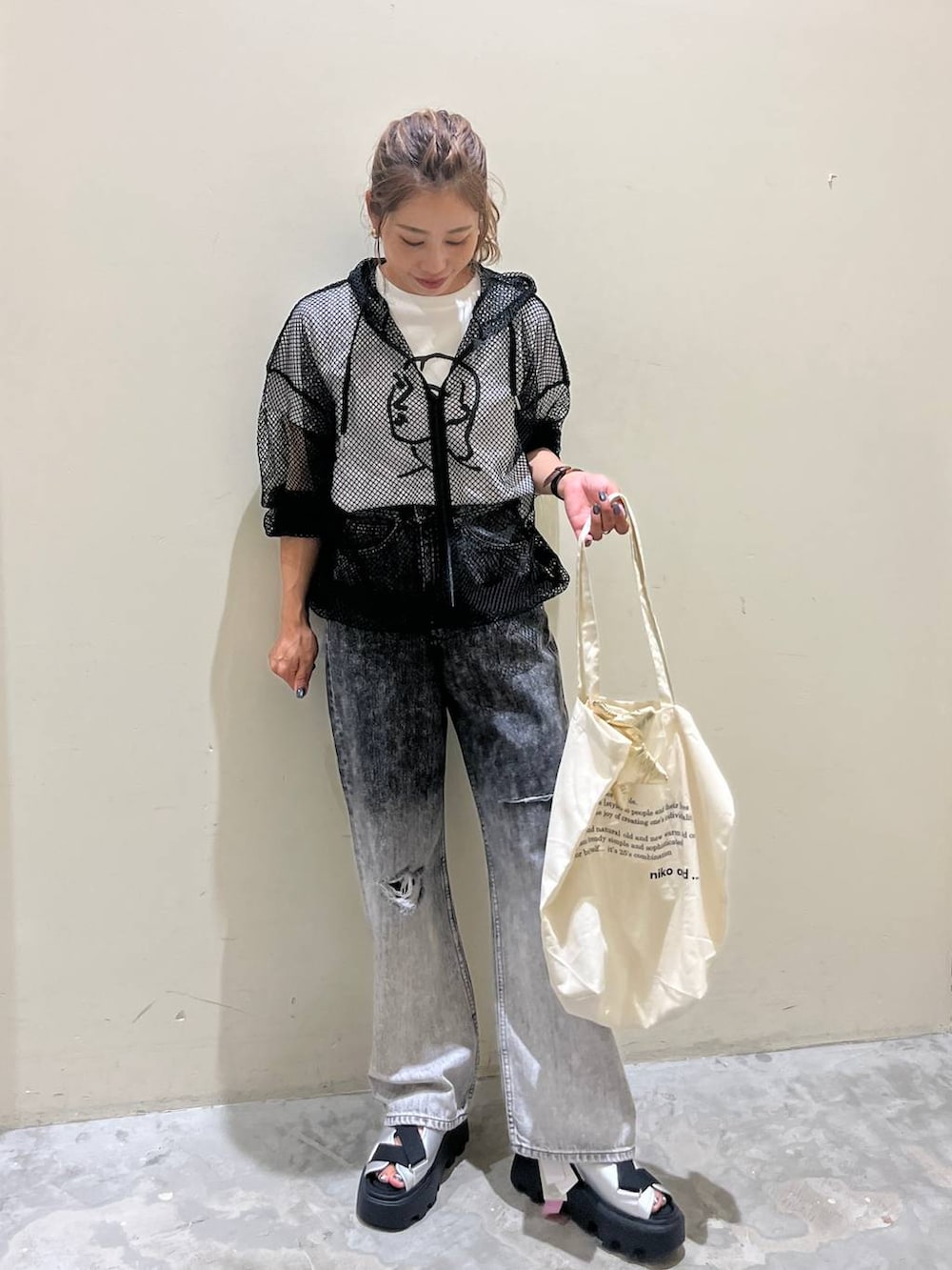 グレー系のサンダル、ホワイト系のTシャツ/カットソー、ブラック系のデニムパンツを着用したレディースの夏コーディネートの3枚目の写真