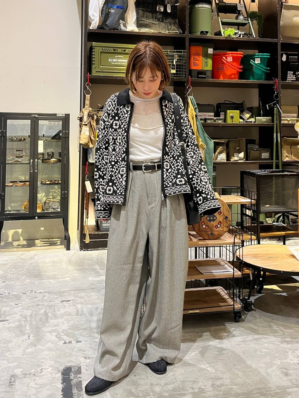 グレー系のその他パンツ、ベージュ系のTシャツ/カットソー、ブラック系のブーツを着用したレディースの冬コーディネートの8枚目の写真