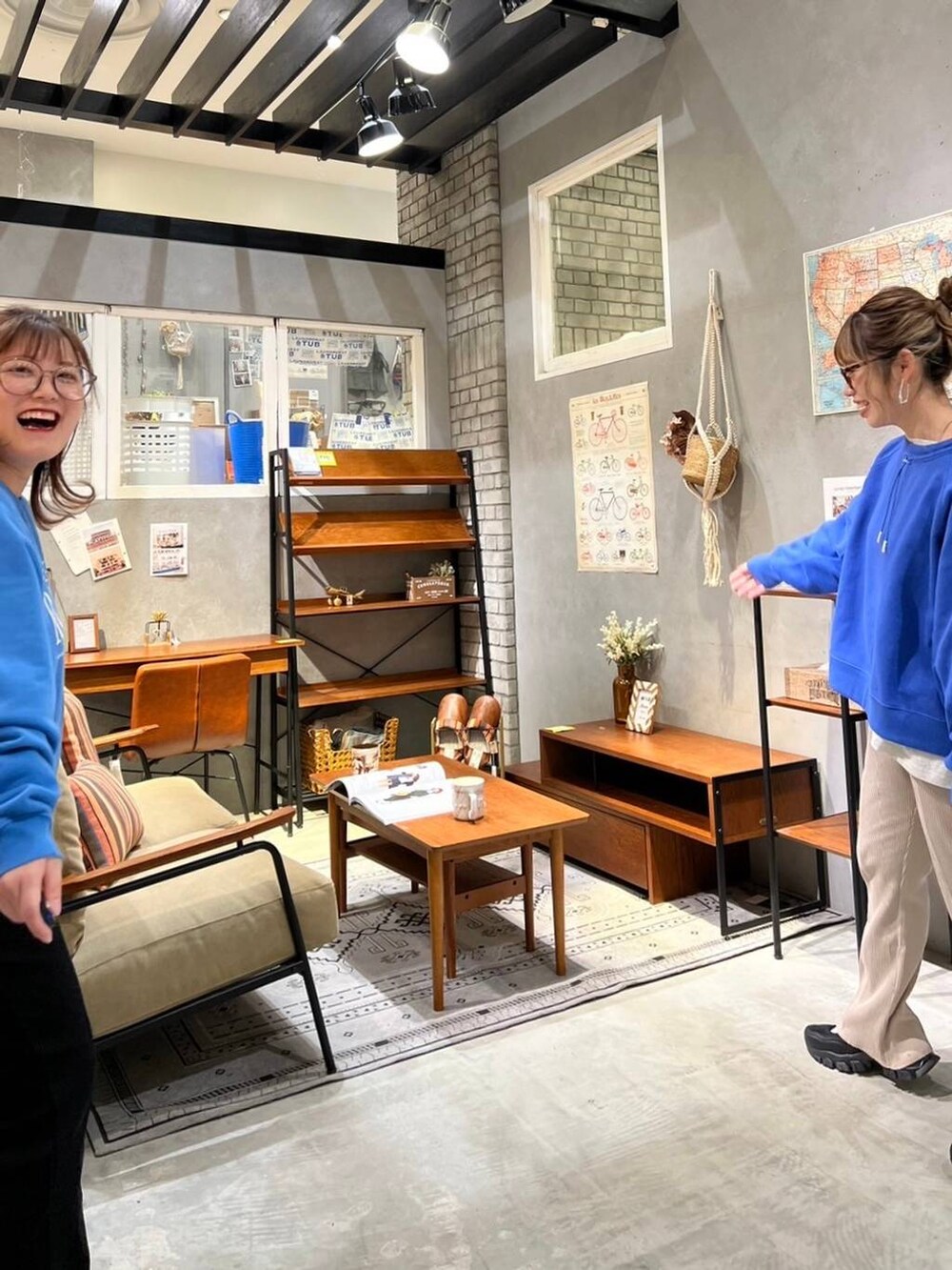 その他のクッション/クッションカバー、グレー系のラグ/マットを着用したレディースの冬コーディネートの4枚目の写真