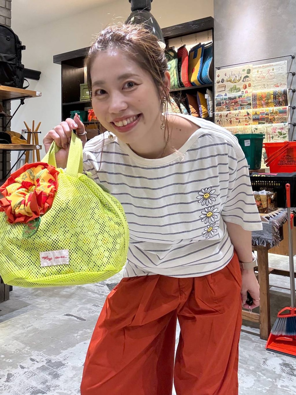 オレンジ系のその他パンツ、オレンジ系のTシャツ/カットソー、イエロー系のショルダーバッグを着用したレディースの春コーディネートの5枚目の写真