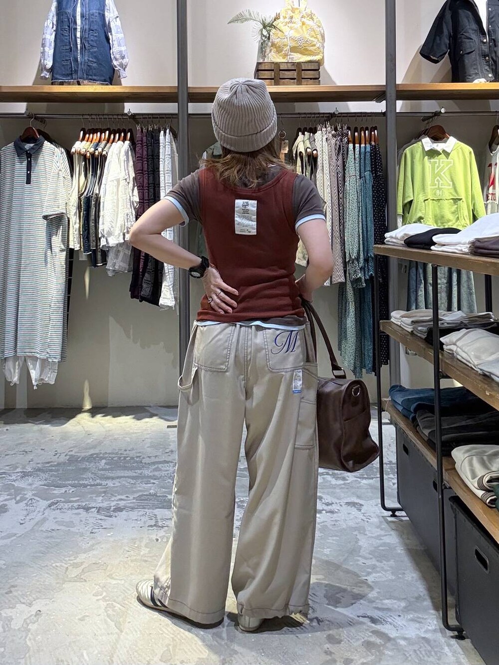 ゴールド系のスニーカー、ブラウン系のTシャツ/カットソー、ブラウン系のボストンバッグを着用したレディースの春コーディネートの3枚目の写真