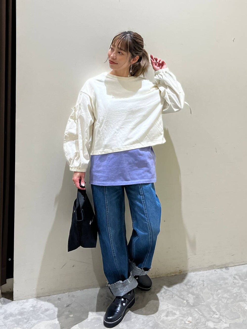 パープル系のTシャツ/カットソー、ホワイト系のTシャツ/カットソー、ブラック系のトートバッグを着用したレディースの冬コーディネートの5枚目の写真