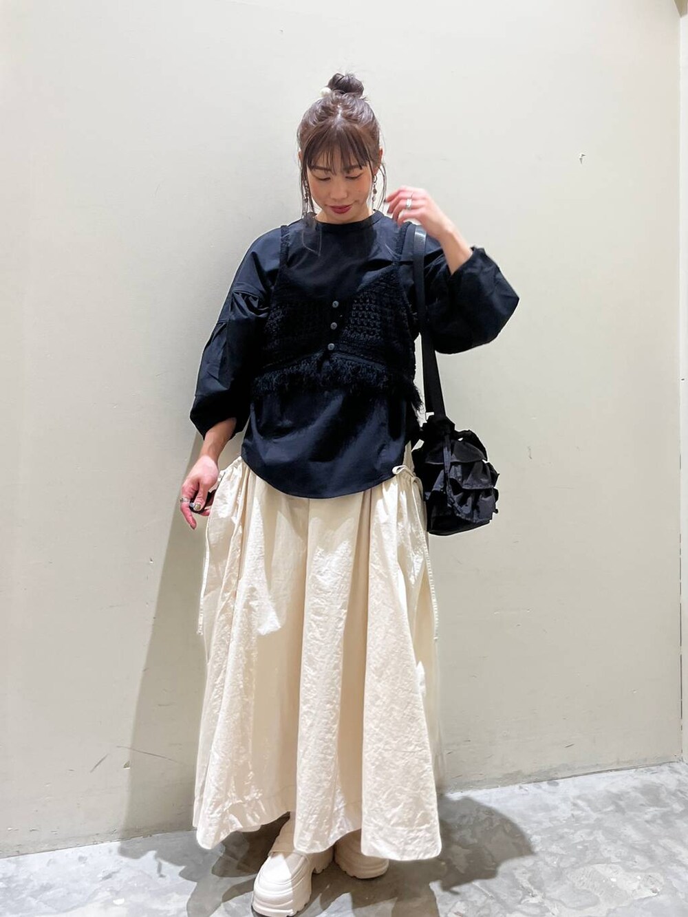 ベージュ系のローファー、ブラック系のその他トップス、ブラック系のショルダーバッグを着用したレディースの春コーディネートの2枚目の写真