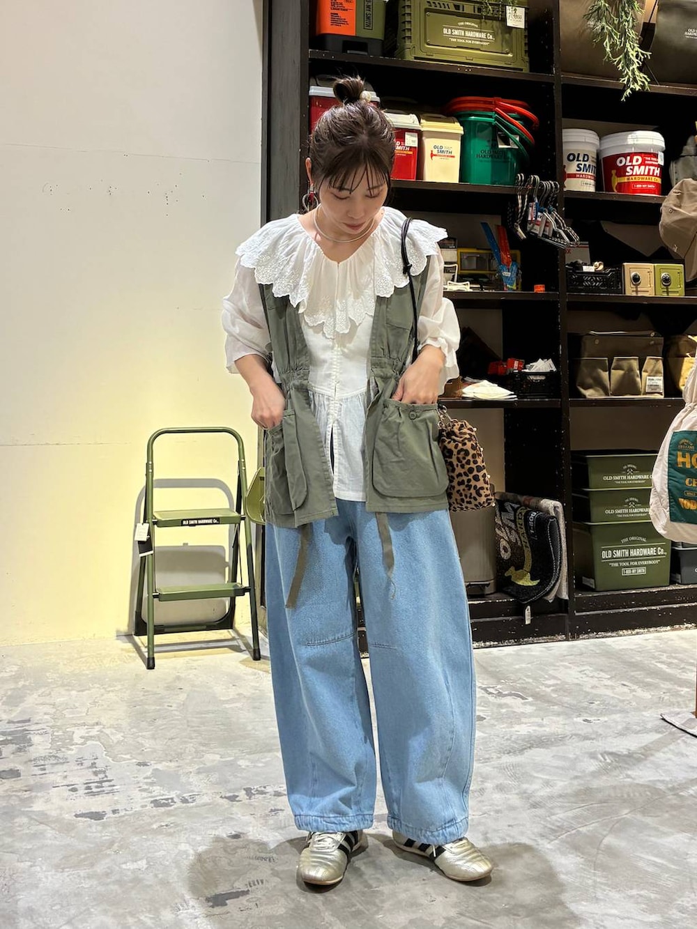 その他のショルダーバッグ、ゴールド系のスニーカー、グリーン系のベストを着用したレディースの冬コーディネートの8枚目の写真