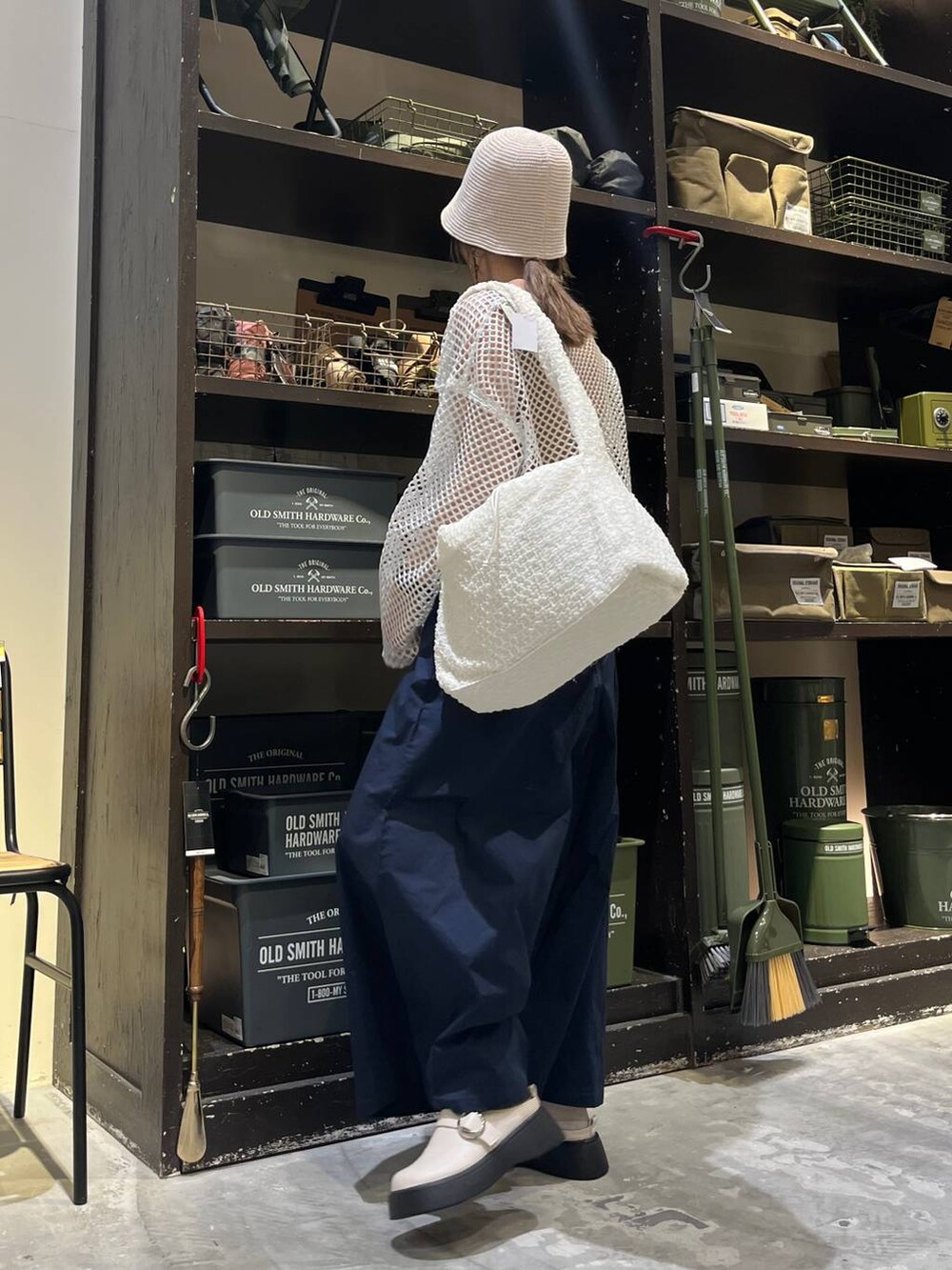 ブルー系のその他パンツ、ベージュ系のショルダーバッグ、ベージュ系のその他シューズを着用したレディースの春コーディネートの3枚目の写真