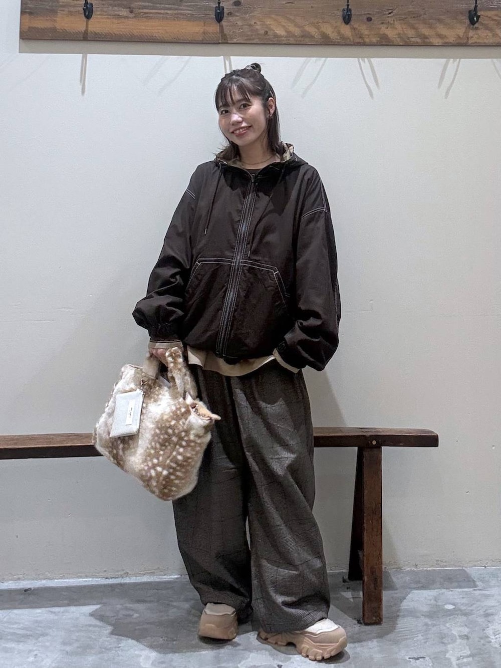 ブラウン系のその他パンツ、ブラウン系のブルゾン、ベージュ系のスニーカーを着用したレディースの秋コーディネートの6枚目の写真