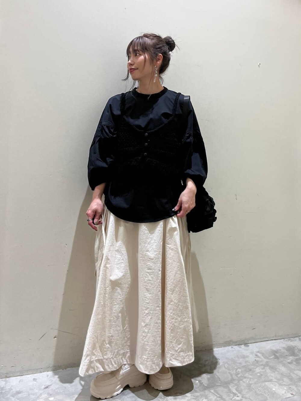 ベージュ系のローファー、ブラック系のその他トップス、ブラック系のショルダーバッグを着用したレディースの春コーディネートの9枚目の写真