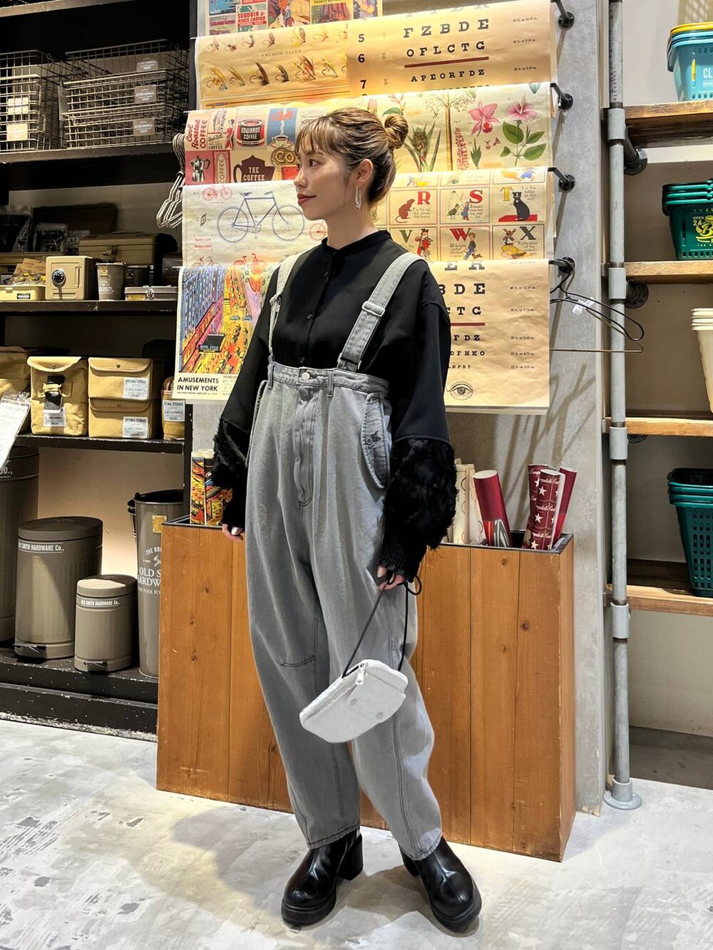 ブラック系のシャツ/ブラウス、その他のその他パンツ、ブラック系のブーツを着用したレディースの冬コーディネートの8枚目の写真