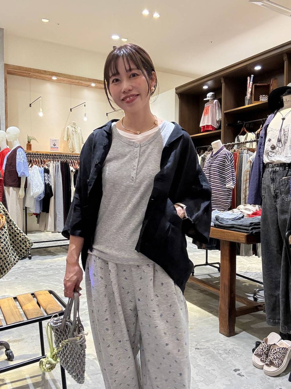 ブラック系のシャツ/ブラウス、ブラック系のスニーカー、シルバー系のトートバッグを着用したレディースの夏コーディネートの3枚目の写真