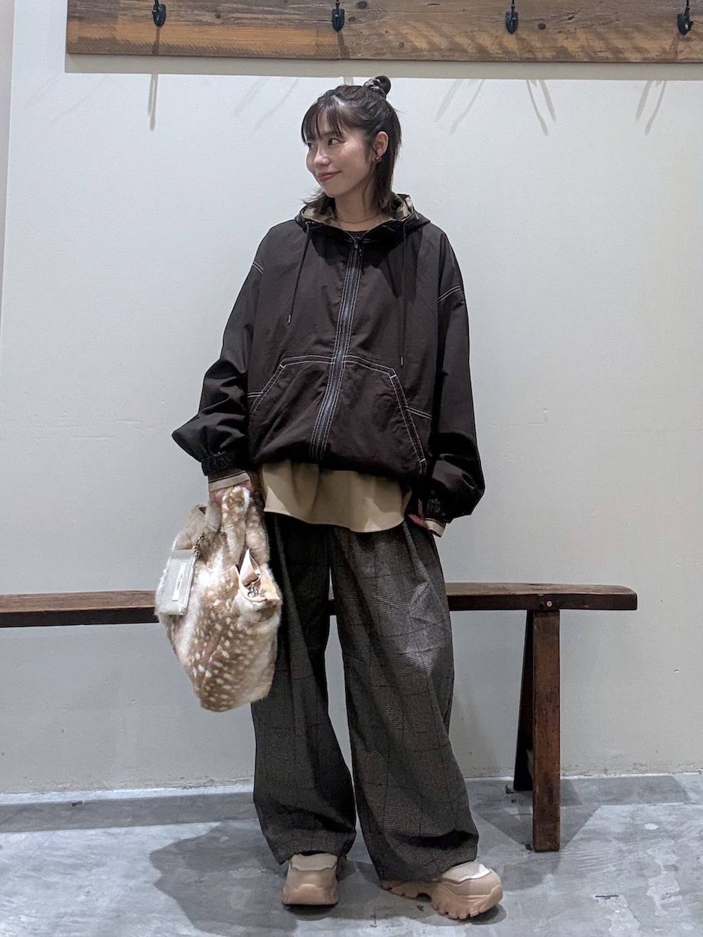 ブラウン系のその他パンツ、ブラウン系のブルゾン、ベージュ系のスニーカーを着用したレディースの秋コーディネートの7枚目の写真