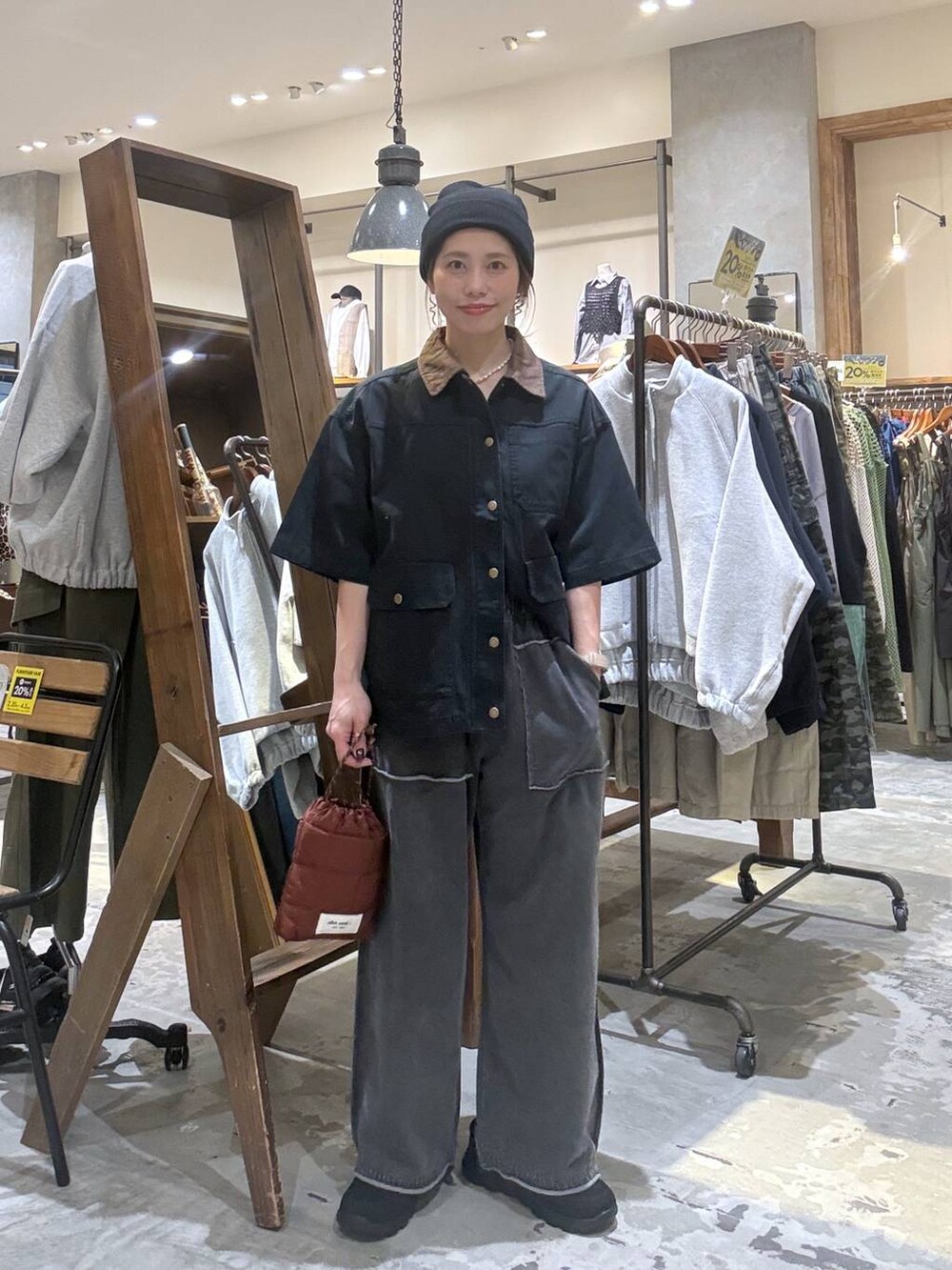 ブラウン系のショルダーバッグ、ブラック系のその他シューズ、ブラック系のミリタリージャケットを着用したレディースの春コーディネートの4枚目の写真